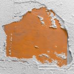 Comment faire de l'enduit sur mur abîmé ?