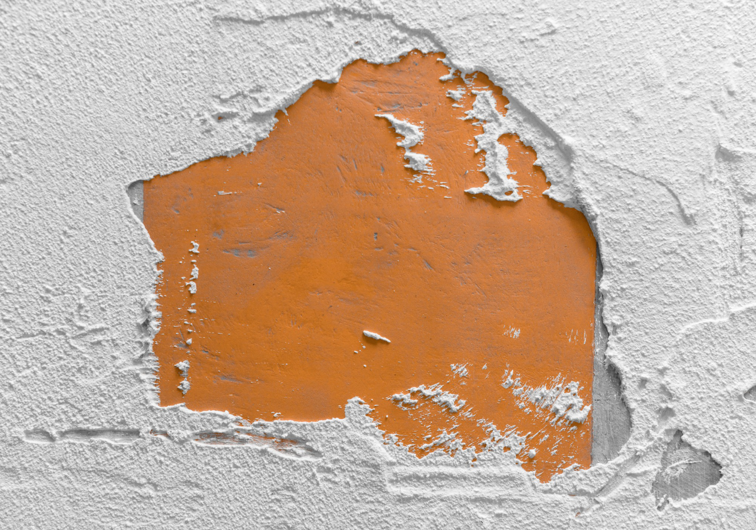 Comment faire de l'enduit sur mur abîmé ?