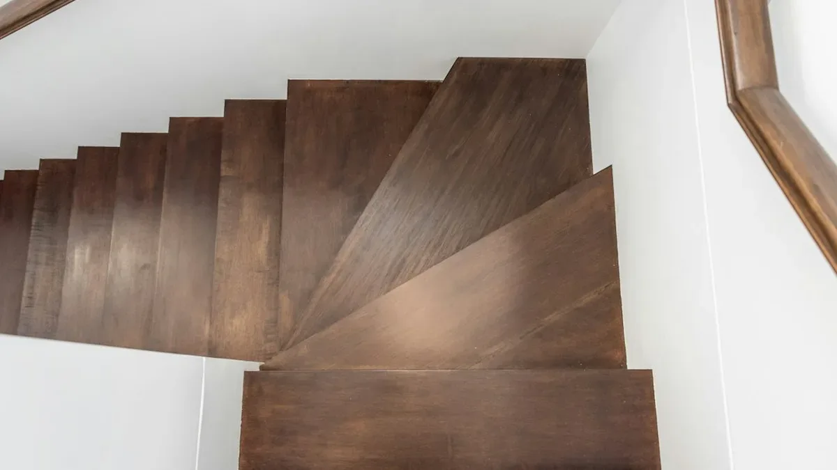 renover escalier bois sans poncer — Rénover escalier bois sans poncer : définition, effets et limites